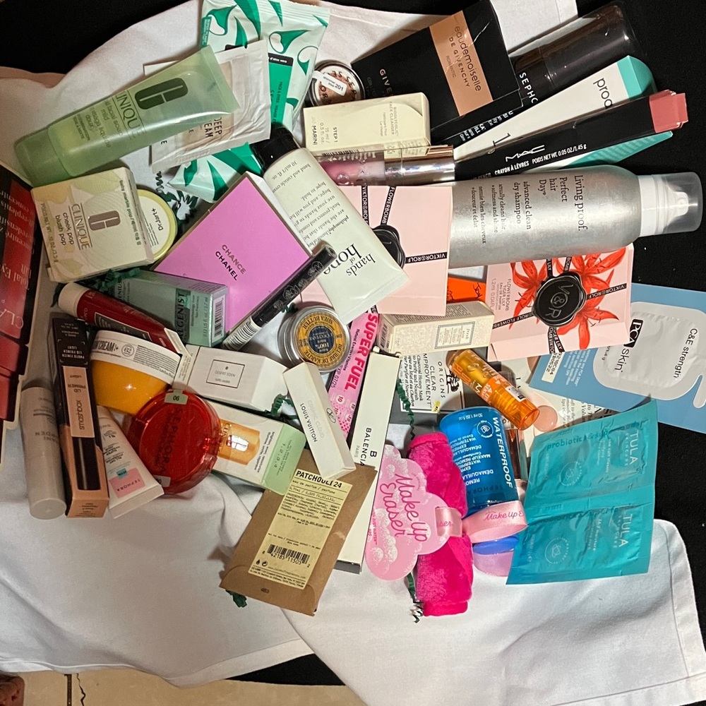 Enjoy this Mystery Box. Full of great samples and full size items.